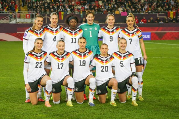 28 11 2025, xgrfx, Football UEFA Women s Nations League Final First Leg , Germany Spain v l Teamfoto Deutsche Frauennationalmannschaft DFL DFB REGULATIONS PROHIBIT ANY USE OF PHOTOGRAPHS as IMAGE SEQUENCES and or QUASI VIDEO Kaiserslautern