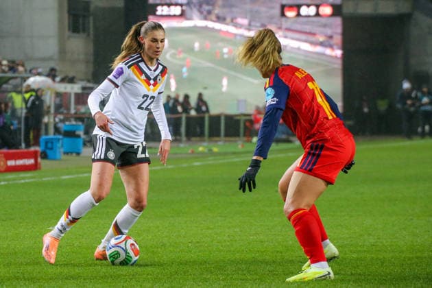 28 11 2025, xgrfx, Football UEFA Women s Nations League Final First Leg , Germany Spain v l Jule Brand German Women s National Team , Laia Aleixandri Spain DFL DFB REGULATIONS PROHIBIT ANY USE OF PHOTOGRAPHS as IMAGE SEQUENCES and or QUASI VIDEO Kaiserslautern
