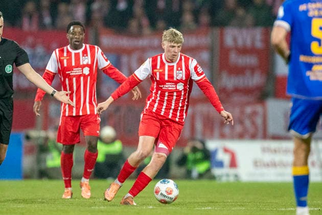 GER, Erfurt, Soccer, Regionalliga Nordost, Matchday 17, FC Rot Weiß Erfurt vs FC Carl Zeiss Jena pictured from left Marco Wolf FC Rot Weiß Erfurt 10 , Action with ball, 28 11 2025, Steigerwaldstadion Erfurt DFB REGULATIONS PROHIBIT ANY USE OF PHOTOGRAPHS AS IMAGE SEQUENCES AND OR QUASI VIDEO, Copyright: HMBxMedia PaulxFritz