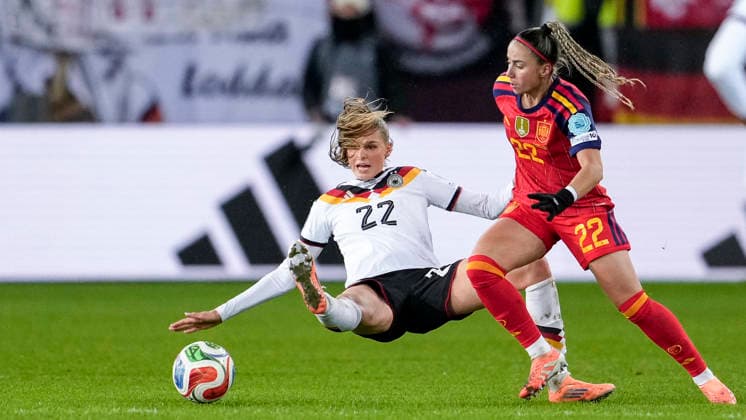 v li Jule Brand DFB Women, 22 , Athenea del Castillo Beivide Spain, 22 , duel, duel, tackle, tackling, dynamics, action, action, 28 11 2025, Kaiserslautern Germany , Football, UEFA Women s Nations League, Final, First leg, Germany Spain, THE EVENT REGULATIONS PROHIBIT ANY USE OF PHOTOGRAPHS AS IMAGE SEQUENCES AND OR QUASI VIDEO xozx