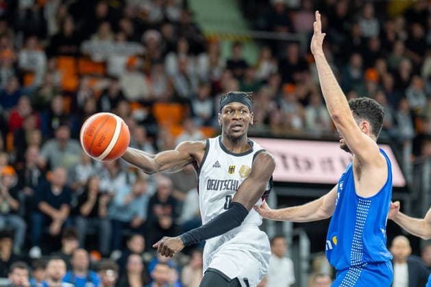 Isaac Bonga Germany, 00 , Tamir Blatt Israel, 45 , GER, Germany vs Isreal, FIBA, Basketball, World Cup 2027 European Qualifiers, Country Match, Round 1, Group E, 28 11 2025, GER, Germany vs Isreal, FIBA, Basketball, World Cup 2027 European Qualifiers, Country Match, Round 1, Group E, 28 11 2025 Neu Ulm Copyright: xEibner-Pressefotox EP_EER