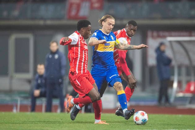 GER, Erfurt, Soccer, Regionalliga Nordost, Matchday 17, FC Rot Weiß Erfurt vs FC Carl Zeiss Jena pictured from l Benjika Caciel FC Rot Weiß Erfurt 08 , Nils Butzen FC Carl Zeiss Jena 26 , duel, 28 11 2025, Steigerwaldstadion Erfurt DFB REGULATIONS PROHIBIT ANY USE OF PHOTOGRAPHS AS IMAGE SEQUENCES AND OR QUASI VIDEO, Copyright: HMBxMedia PaulxFritz