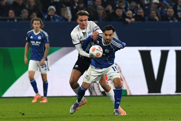 Kenan Karaman FC Schalke 04 and Luis Engelns SC Paderborn 07 battle for the ball during the 2 Bundesliga match between FC Schalke 04 and SC Paderborn 07, Veltins Arena on November 28, 2025 in Gelsenkirchen, Germany, Germany Photo by Ralf Treese DeFodi Images Kenan Karaman FC Schalke 04 and Luis Engelns SC Paderborn 07 battle for the ball during the 2 Bundesliga match between FC Schalke 04 and SC Paderborn 07 at Veltins Arena on November 28, 2025 in Gelsenkirchen, Germany Photo by Ralf Treese DeFodi Images Photo by Ralf Treese DeFodi Images