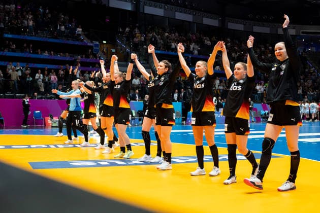 Handball I Women I World Championship I Preliminary round I Matchday 2 I Uruguay Germany I 28 11 2025 The team celebrates after the victory Stuttgart Porsche Arena Baden Württemberg Germany Copyright: xLobeca MaxxPetershansx