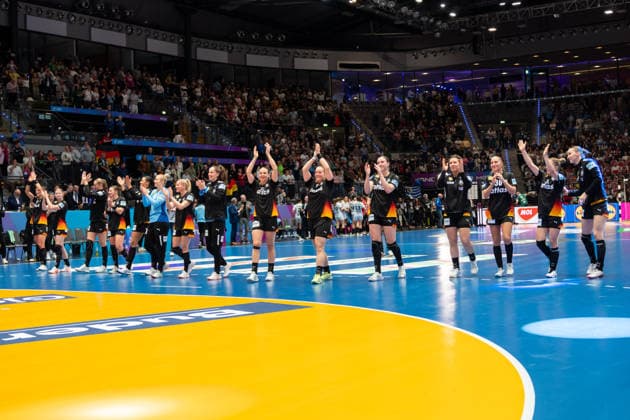Handball I Women I World Championship I Preliminary round I Matchday 2 I Uruguay Germany I 28 11 2025 The team celebrates after the victory Stuttgart Porsche Arena Baden Württemberg Germany Copyright: xLobeca MaxxPetershansx