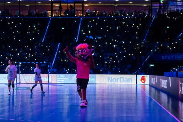 Handball I Women I World Championship I Preliminary round I Matchday 2 I Uruguay Germany I 28 11 2025 Light show in the time-out Mascot Hanni on the pitch Stuttgart Porsche Arena Baden Württemberg Germany Copyright: xLobeca MaxxPetershansx