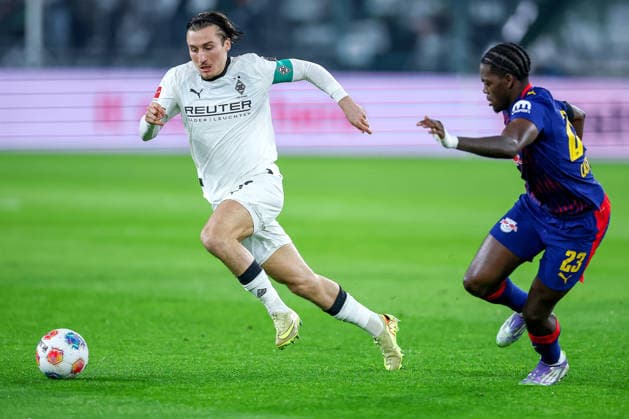 28 11 2025, Football, Borussia Mönchengladbach RB Leipzig, 1 Soccer Bundesliga, Matchday 12, Borussia Park, Season 2025 2026 Rocco Reitz Borussia Mönchengladbach 27 in duel against Castello Lukeba RB Leipzig 23 DFB regulations prohibit any use of photographs as image sequences and or quasi video Nordrhein Westfalen Germany