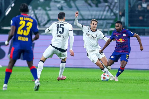 28 11 2025, Football, Borussia Mönchengladbach RB Leipzig, 1 Soccer Bundesliga, Matchday 12, Borussia Park, Season 2025 2026 Florian Neuhaus Borussia Mönchengladbach 10 in duel against Castello Lukeba RB Leipzig 23 DFB regulations prohibit any use of photographs as image sequences and or quasi video Nordrhein Westfalen Germany