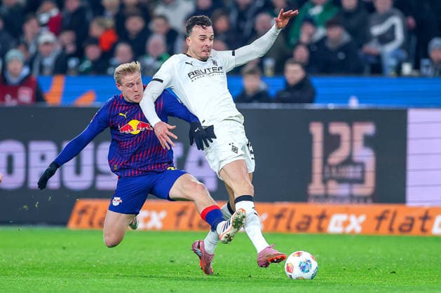 28 11 2025, Football, Borussia Mönchengladbach RB Leipzig, 1 Soccer Bundesliga, Matchday 12, Borussia Park, Season 2025 2026 Xaver Schlager RB Leipzig 24 in duel against Haris Tabakovic Borussia Mönchengladbach 15 DFB regulations prohibit any use of photographs as image sequences and or quasi video Nordrhein Westfalen Germany