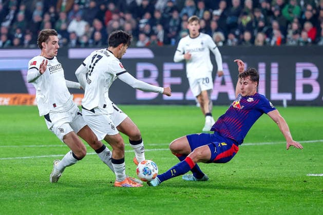 28 11 2025, Football, Borussia Mönchengladbach RB Leipzig, 1 Soccer Bundesliga, Matchday 12, Borussia Park, Season 2025 2026 Florian Neuhaus Borussia Mönchengladbach 10 and Jens Castrop Borussia Mönchengladbach 17 run around each other in a duel against Kevin Diks Borussia Mönchengladbach 04 DFB regulations prohibit any use of photographs as image sequences and or quasi video Nordrhein Westfalen Germany