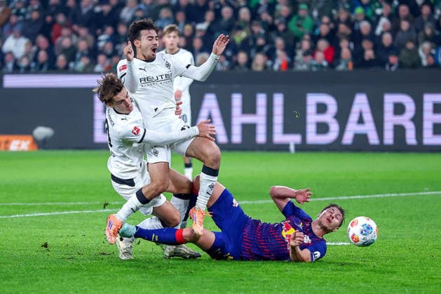 28 11 2025, Football, Borussia Mönchengladbach RB Leipzig, 1 Soccer Bundesliga, Matchday 12, Borussia Park, Season 2025 2026 Florian Neuhaus Borussia Mönchengladbach 10 and Jens Castrop Borussia Mönchengladbach 17 run around each other in a duel against Kevin Diks Borussia Mönchengladbach 04 DFB regulations prohibit any use of photographs as image sequences and or quasi video Nordrhein Westfalen Germany