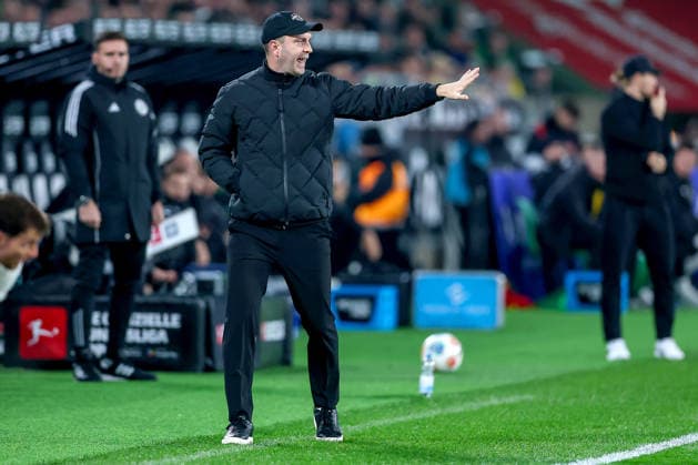 28 11 2025, Soccer, Borussia Mönchengladbach RB Leipzig, 1 Soccer Bundesliga, Matchday 12, Borussia Park, Season 2025 2026 Head coach Ole Werner RB Leipzig hc gesticulating on the sidelines DFB regulations prohibit any use of photographs as image sequences and or quasi video North Rhine-Westphalia Germany