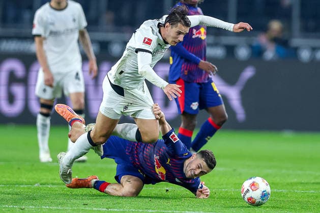 28 11 2025, Football, Borussia Mönchengladbach RB Leipzig, 1 Soccer Bundesliga, Matchday 12, Borussia Park, Season 2025 2026 Florian Neuhaus Borussia Mönchengladbach 10 in duel against Christoph Baumgartner RB Leipzig 14 DFB regulations prohibit any use of photographs as image sequences and or quasi video Nordrhein Westfalen Germany