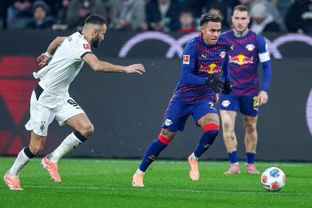 28 11 2025, Football, Borussia Mönchengladbach RB Leipzig, 1 Soccer Bundesliga, Matchday 12, Borussia Park, Season 2025 2026 Franck Honorat Borussia Mönchengladbach 09 in duel against Antonio Nusa RB Leipzig 07 DFB regulations prohibit any use of photographs as image sequences and or quasi video Nordrhein Westfalen Germany