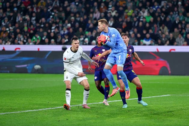 28 11 2025, Football, Borussia Mönchengladbach RB Leipzig, 1 Soccer Bundesliga, Matchday 12, Borussia Park, Season 2025 2026 Goalkeeper Peter Gulacsi RB Leipzig 01 defends against Haris Tabakovic Borussia Mönchengladbach 15 DFB regulations prohibit any use of photographs as image sequences and or quasi video Nordrhein Westfalen Germany