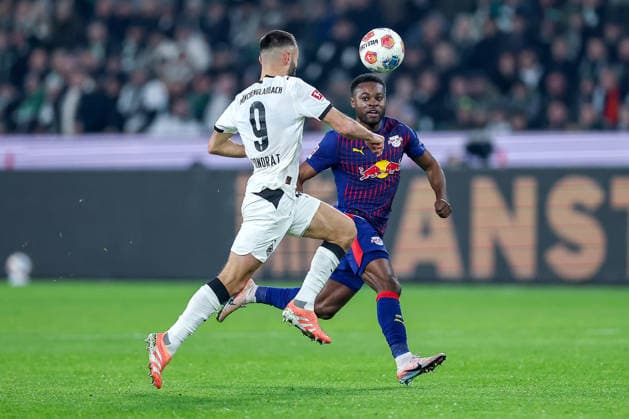 28 11 2025, Football, Borussia Mönchengladbach RB Leipzig, 1 Soccer Bundesliga, Matchday 12, Borussia Park, Season 2025 2026 Franck Honorat Borussia Mönchengladbach 09 in duel against Ridle Baku RB Leipzig 17 DFB regulations prohibit any use of photographs as image sequences and or quasi video Nordrhein Westfalen Germany