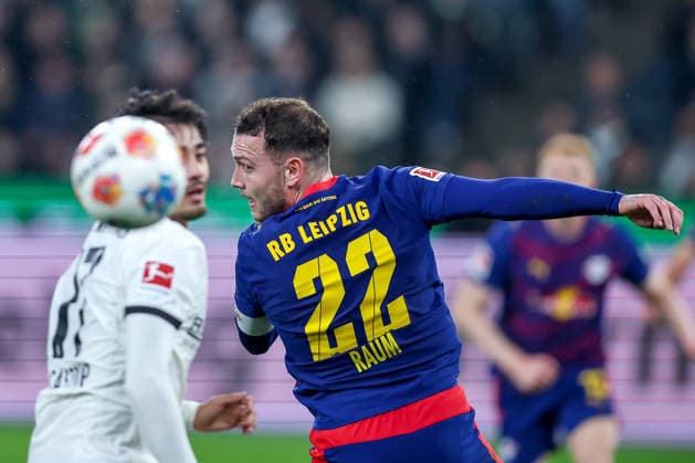 28 11 2025, Soccer, Borussia Mönchengladbach RB Leipzig, 1 Soccer Bundesliga, Matchday 12, Borussia Park, Season 2025 2026 David Raum RB Leipzig 22 looks after the ball next to Jens Castrop Borussia Mönchengladbach 17 DFB regulations prohibit any use of photographs as image sequences and or quasi video North Rhine-Westphalia Germany