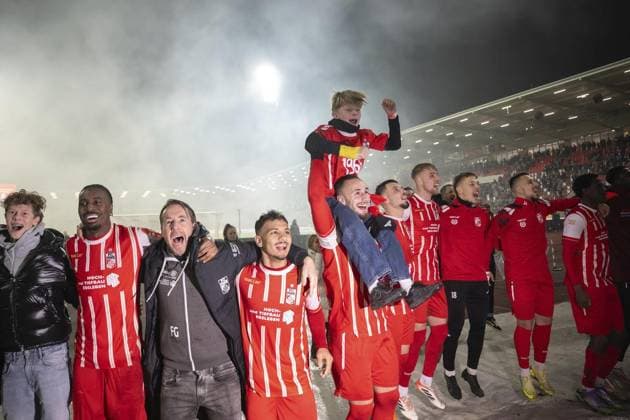 FUSSBALL REGIONALLIGA NORDOST 17 SPIELTAG I FC ROT WEISS ERFURT FC CARL ZEISS JENA FOR EDITORIAL PURPOSES ONLY p 28 11 2025 Erfurt Soccer Regionalliga Nordost 9 Matchday Season 2025 2026 Steigerwaldstadion FC Rot Weiss Erfurt FC Carl Zeiss Jena in the photo Huge cheers from the Erfurt fans, here among others coach Fabian Gerber FC Rot Weiß Erfurt Germany Thueringen Erfurt Copyright SaschaxFromm Copyright: SaschaxFromm doc83gr9tvtlwhj841r8f0 ,EDITORIAL USE ONLY Copyright: SaschaxFromm