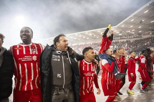 FUSSBALL REGIONALLIGA NORDOST 17 SPIELTAG I FC ROT WEISS ERFURT FC CARL ZEISS JENA FOR EDITORIAL PURPOSES ONLY p 28 11 2025 Erfurt Soccer Regionalliga Nordost 9 Matchday Season 2025 2026 Steigerwaldstadion FC Rot Weiss Erfurt FC Carl Zeiss Jena in the photo Huge cheers from the Erfurt fans, here among others coach Fabian Gerber FC Rot Weiß Erfurt Germany Thueringen Erfurt Copyright SaschaxFromm Copyright: SaschaxFromm doc83gr9u18yyfumn4e67x ,EDITORIAL USE ONLY Copyright: SaschaxFromm