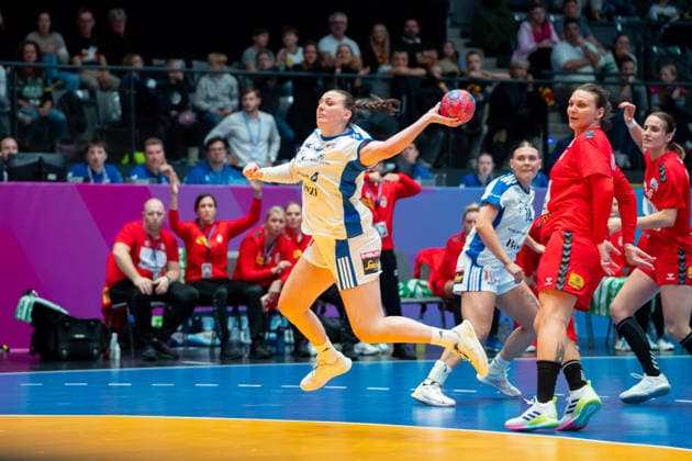 Handball I Women I World Championship I Preliminary round I 2 Matchday I Serbia Iceland I 28 11 2025 Diana Dögg Magnusdottir 7, Iceland in the throw Stuttgart Porsche Arena Baden Württemberg Germany Copyright: xLobeca MaxxPetershansx