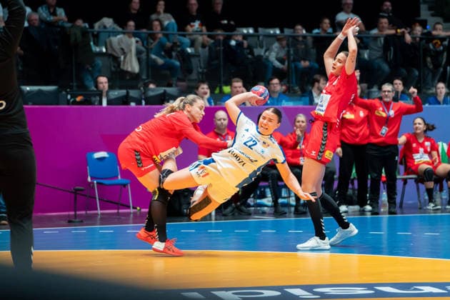Handball I Women I World Championship I Preliminary round I 2 Matchday I Serbia Iceland I 28 11 2025 Elin Rosa Magnusdottir 22, Iceland in the throw Stuttgart Porsche Arena Baden Württemberg Germany Copyright: xLobeca MaxxPetershansx