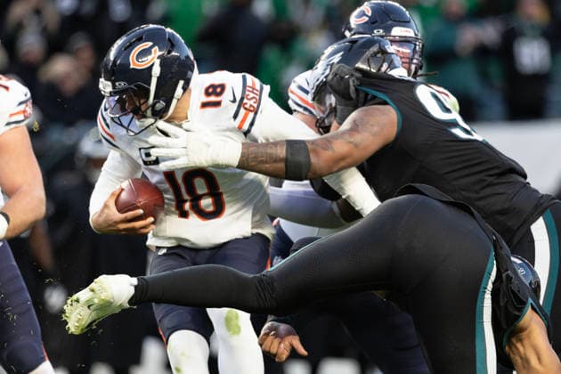 Chicago Bears quarterback Caleb Williams (18) is sacked by Philadelphia Eagles defensive tackle Jalen Carter (98) during the first half of NFL, American Football Herren, USA action at Lincoln Financial Field in Philadelphia, Pa on Friday, November 28, 2025.  PHI20251128005 LAURENCExKESTERSON