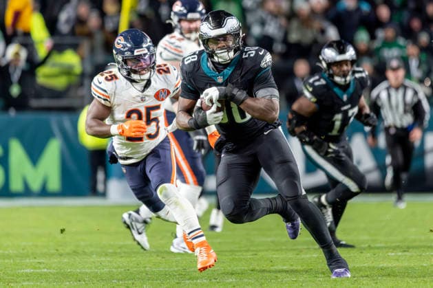 Philadelphia Eagles linebacker Jalyx Hunt (58) carries an interception past Chicago Bears running back Kyle Monangai (25) during the second half of NFL, American Football Herren, USA action at Lincoln Financial Field in Philadelphia, Pa on Friday, November 28, 2025.  PHI20251128012 LAURENCExKESTERSON