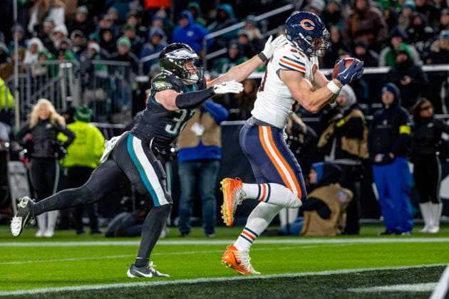 Chicago Bears tight end Cole Kmet (85) catches a touchdown pass followed by Philadelphia Eagles safety Reed Blankenship (32) during the second half of NFL, American Football Herren, USA action at Lincoln Financial Field in Philadelphia, Pa on Friday, November 28, 2025.  PHI20251128016 LAURENCExKESTERSON