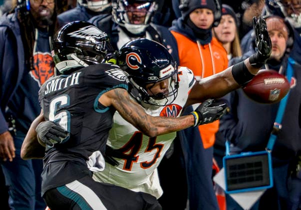 November 28, 2025, Philadelphia, Pa, USA: Chicago Bears linebacker Amen Ogbongbemiga (45) breaks up a pass to Philadelphia Eagles wide receiver DeVonta Smith (6) during the NFL, American Football Herren, USA football matchup between the Chicago Bears and the Philadelphia Eagles at Lincoln Financial Field in Philadelphia, Pennsylvania on November 28, 2025. Cal Media Philadelphia USA - ZUMAcs17 20251128_faf_cs17_033 Copyright: xScottxSeriox