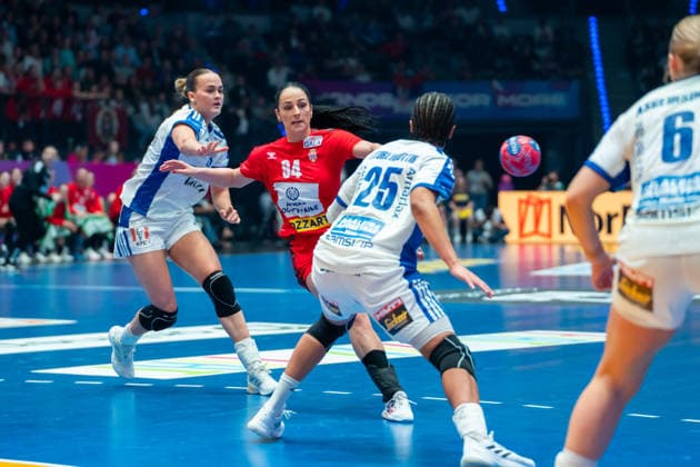 Handball I Women I World Championship I Preliminary round I 2 Matchday I Serbia Iceland I 28 11 2025 Sara Garovic 94, Serbia Stuttgart Porsche Arena Baden Württemberg Germany Copyright: xLobeca MaxxPetershansx