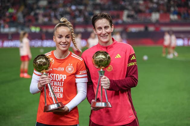 GER, Kaiserslautern, Germany vs Spain, international match, football, UEFA, 2025 2026 season, Womens Nations League, Fritz Walter Stadion, final, first leg in picture Giulia Gwinn Germany 7 and Ann Katrin Berger Germany 1 receive the trophy and award as Footballer of the Year DFB DFL REGULATIONS PROHIBIT ANY USE OF PHOTOGRAPHS AS IMAGE SEQUENCES AND OR QUASI VIDEO, 28 11 2025 Copyright: HMBxMedia HendrikxHamelau