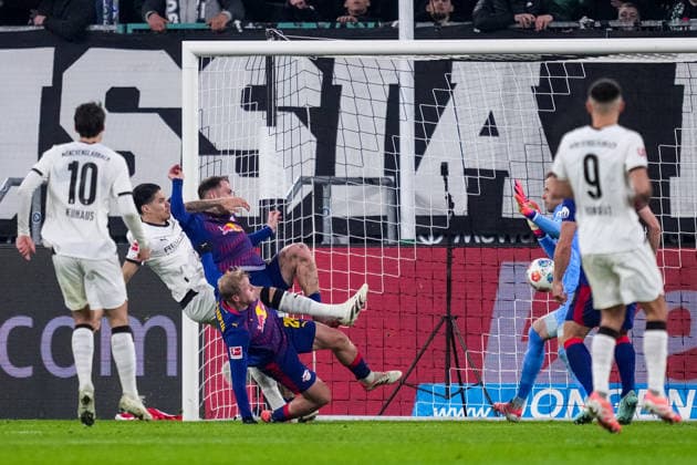 MOENCHENGLADBACH, GERMANY - NOVEMBER 28: Kevin Diks of Borussia Monchengladbach is challenged by David Raum of RB Leipzig and Xaver Schlager of RB Leipzig during the Bundesliga match between Borussia Monchengladbach and RB Leipzig at Borussia-Park on November 28, 2025 in Moenchengladbach, Germany. (Photo by Rene Nijhuis) SPO  Copyright: xRenexNijhuis