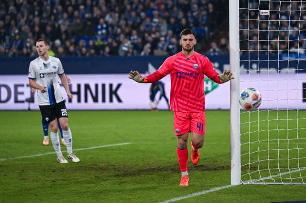 28 11 2025, Football, 2 Bundesliga, Season 2025 2026, Matchday 14, FC Schalke 04 SC Paderborn, Dennis Seimen SC Paderborn 07 xRHR PHOTO YYx Copyright: KROEGER RHR-FOTOx RHR-FOTO YY