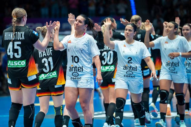 Handball I Women I World Championship I Preliminary round I 2 Matchday I Uruguay Germany I 28 11 2025 Viviana Ferrari Lorence 10, Uruguay , Julieta Pessina Portos 2, Uruguay Stuttgart Porsche Arena Baden Württemberg Germany Copyright: xLobeca MaxxPetershansx