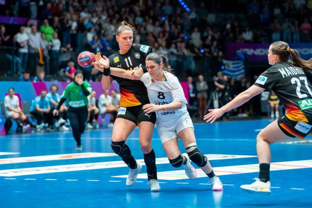 Handball I Women I World Championship I Preliminary round I 2 Matchday I Uruguay Germany I 28 11 2025 Camila Bianco Castiella 8, Uruguay defended by Xenia Smits 11, Germany Stuttgart Porsche Arena Baden Württemberg Germany Copyright: xLobeca MaxxPetershansx