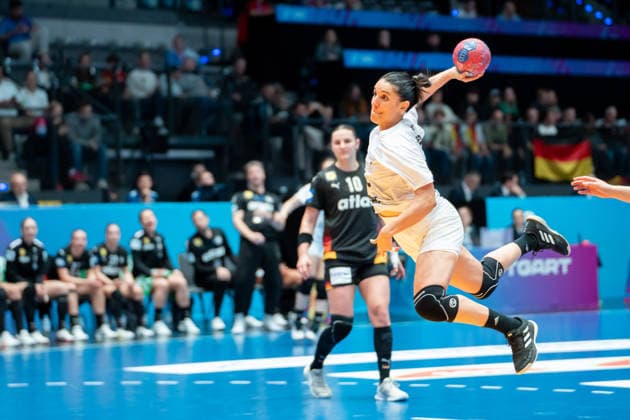 Handball I Women I World Championship I Preliminary round I 2 Matchday I Uruguay Germany I 28 11 2025 Viviana Ferrari Lorence 10, Uruguay in the throw Stuttgart Porsche Arena Baden Württemberg Germany Copyright: xLobeca MaxxPetershansx