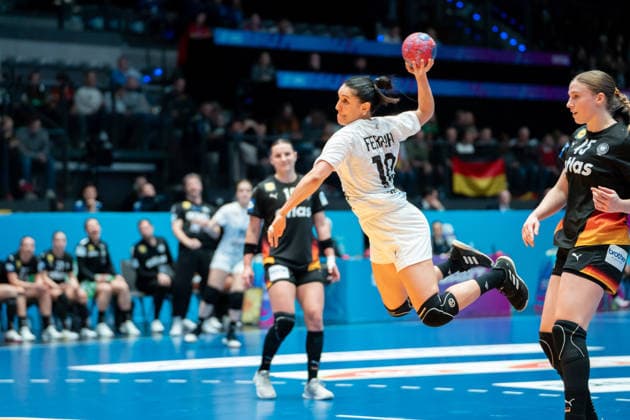 Handball I Women I World Championship I Preliminary round I 2 Matchday I Uruguay Germany I 28 11 2025 Viviana Ferrari Lorence 10, Uruguay in the throw Stuttgart Porsche Arena Baden Württemberg Germany Copyright: xLobeca MaxxPetershansx