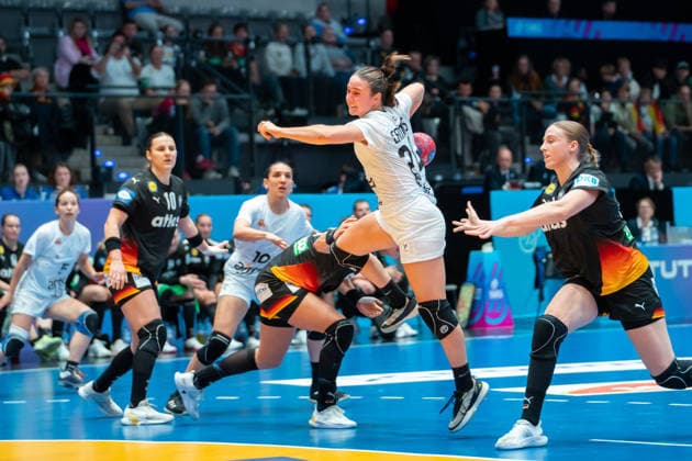 Handball I Women I World Championship I Preliminary round I 2 Matchday I Uruguay Germany I 28 11 2025 Martina Maria Campos Havranek 24, Uruguay in the throw Stuttgart Porsche Arena Baden Württemberg Germany Copyright: xLobeca MaxxPetershansx