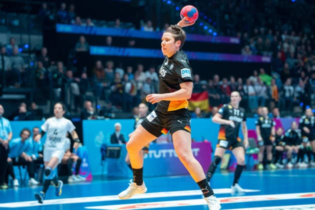 Handball I Women I World Championship I Preliminary round I 2 Matchday I Uruguay Germany I 28 11 2025 Alina Grijseels 4, Germany in the throw Stuttgart Porsche Arena Baden Württemberg Germany Copyright: xLobeca MaxxPetershansx