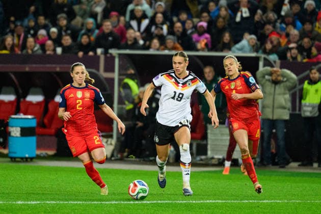 28 11 2025, Football, UEFA Womens Nations League Final, Final, First leg, Germany Spain Klara Bühl 19 Germany escapes Ona Batlle 2 Spain and Irene Paredes Hernandez 4 Spain