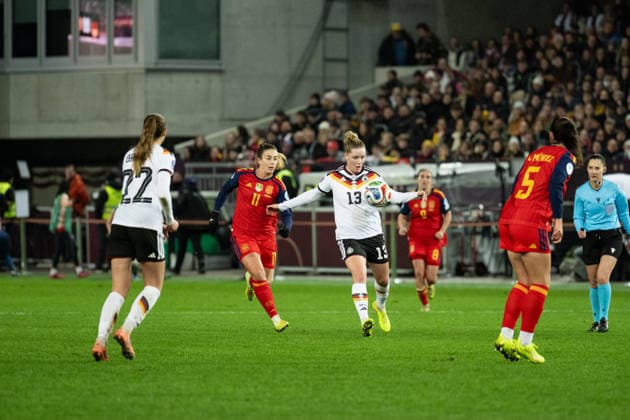 28 11 2025, Football, UEFA Womens Nations League Final, Final, First leg, Germany Spain Alara Sehitler 13 Germany wins the ball in midfield