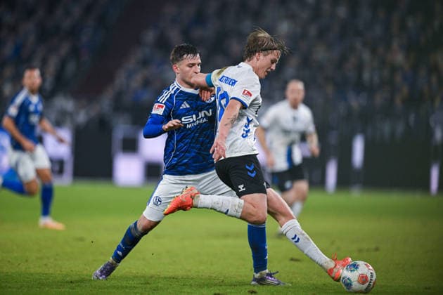 28 11 2025, Football, 2 Bundesliga, Season 2025 2026, Matchday 14, FC Schalke 04 SC Paderborn, Vitalie Becker FC Schalke 04 , Felix Götze SC Paderborn 07 xRHR PHOTO YYx Copyright: KROEGER RHR-FOTOx RHR-FOTO YY