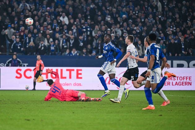 28 11 2025, Football, 2 Bundesliga, Season 2025 2026, Matchday 14, FC Schalke 04 SC Paderborn, Bryan Lasme FC Schalke 04 scores the 2 1 goal with a lob, xRHR PHOTO YYx Copyright: KROEGER RHR-FOTOx RHR-FOTO YY