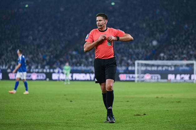 28 11 2025, Football, 2 Bundesliga, Season 2025 2026, Matchday 14, FC Schalke 04 SC Paderborn, Referee Tobias Reichel xRHR PHOTO YYx Copyright: KROEGER RHR-FOTOx RHR-FOTO YY