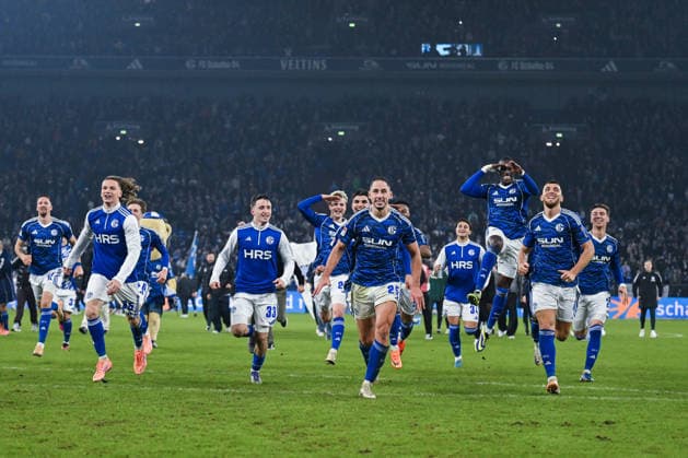 28 11 2025, Football, 2 Bundesliga, Season 2025 2026, Matchday 14, FC Schalke 04 SC Paderborn, The players of FC Schalke 04 run towards the Nordkurve, xRHR PHOTO YYx Copyright: KROEGER RHR-FOTOx RHR-FOTO YY