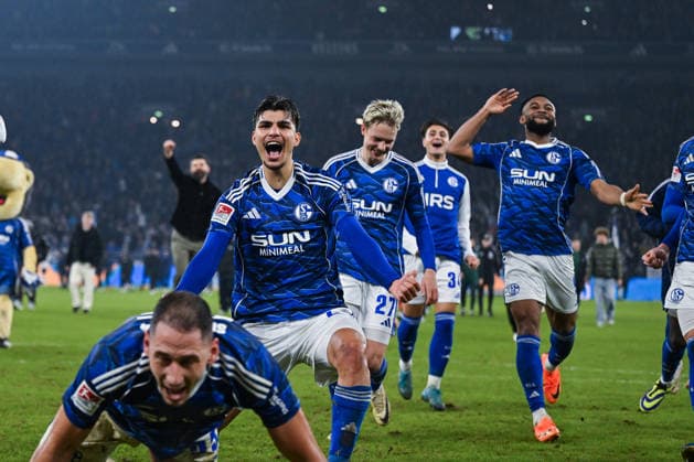 28 11 2025, Football, 2 Bundesliga, Season 2025 2026, Matchday 14, FC Schalke 04 SC Paderborn, The players of FC Schalke 04 are happy about the home win, Mertcan Ayhan FC Schalke 04 xRHR PHOTO YYx Copyright: KROEGER RHR-FOTOx RHR-FOTO YY