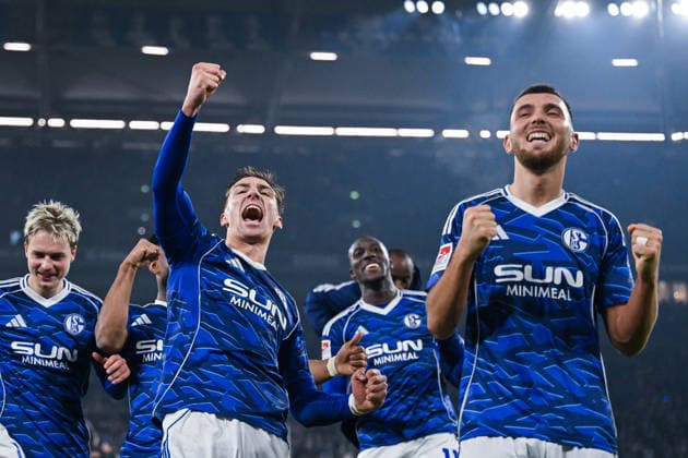 28 11 2025, Football, 2 Bundesliga, Season 2025 2026, Matchday 14, FC Schalke 04 SC Paderborn, The players of FC Schalke 04 are happy about the home win, Felipe Sanchez FC Schalke 04 , Hasan Kurucay FC Schalke 04 xRHR PHOTO YYx Copyright: KROEGER RHR-FOTOx RHR-FOTO YY