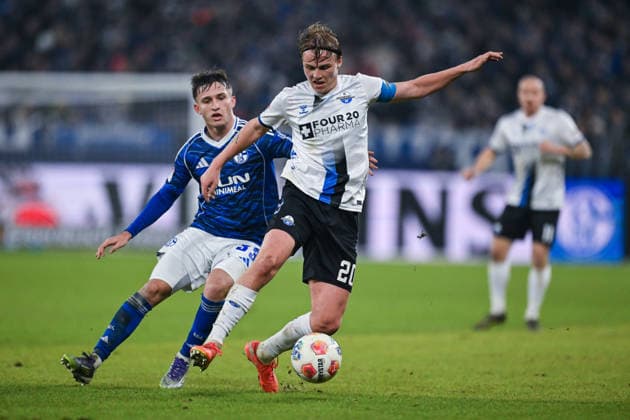 28 11 2025, Football, 2 Bundesliga, Season 2025 2026, Matchday 14, FC Schalke 04 SC Paderborn, Vitalie Becker FC Schalke 04 , Felix Götze SC Paderborn 07 xRHR PHOTO YYx Copyright: KROEGER RHR-FOTOx RHR-FOTO YY