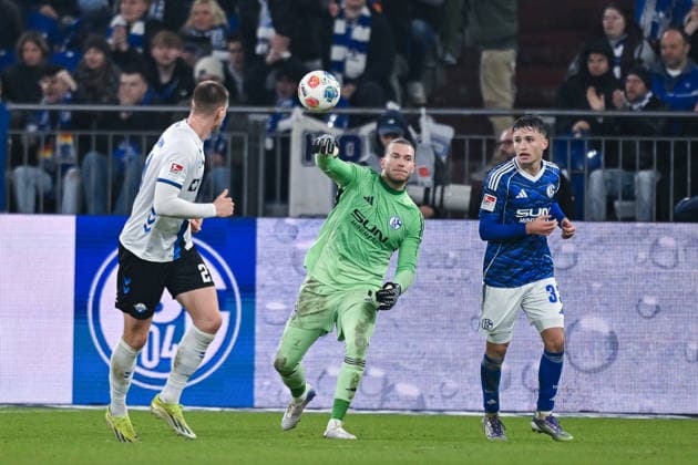 28 11 2025, Football, 2 Bundesliga, Season 2025 2026, Matchday 14, FC Schalke 04 SC Paderborn, Goalkeeper Loris Karius FC Schalke 04 , Vitalie Becker FC Schalke 04 xRHR PHOTO YYx Copyright: KROEGER RHR-FOTOx RHR-FOTO YY