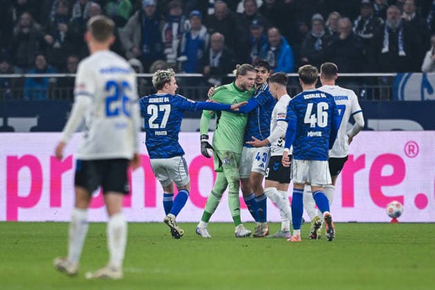 28 11 2025, Football, 2 Bundesliga, Season 2025 2026, Matchday 14, FC Schalke 04 SC Paderborn, Goalkeeper Loris Karius FC Schalke 04 is held back by Mertcan Ayhan FC Schalke 04, xRHR PHOTO YYx Copyright: KROEGER RHR-FOTOx RHR-FOTO YY